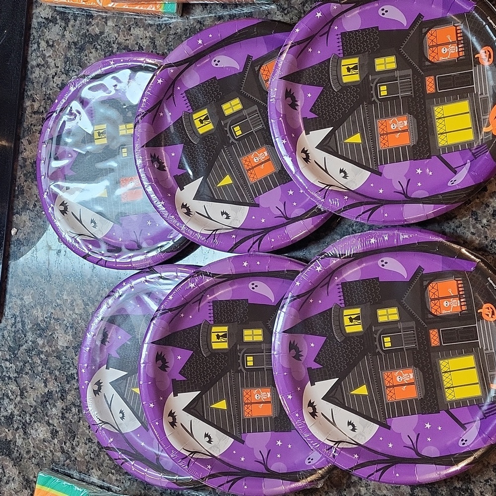 Lot of 14 Halloween plates and naplins new sealed as poctured